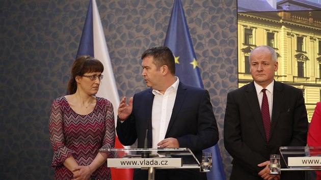 Hlavn hygienika Eva Gottvaldov, ministr vnitra Jan Hamek a nmstek ministra zdravotnictv Roman Prymula po jednn Bezpenostn rady sttu. (9. bezna 2020)