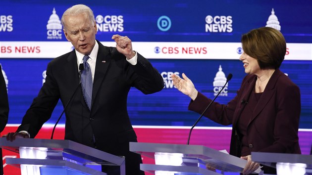 Amy Klobucharov v pondl oznmila, e odstupuje z demokratickch primrek. Na snmku diskutuje s Joem Bidenem pi debat vech demokratickch kandidt v Charlestonu. (25. nora 2020)