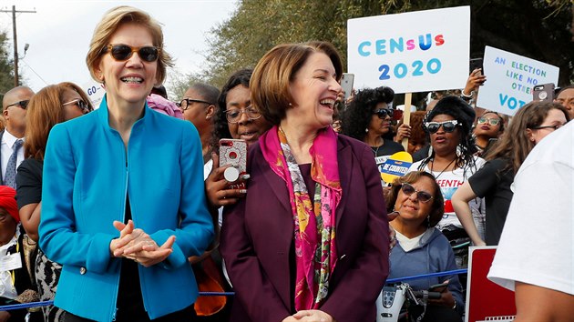 Dv eny, kter se uchzely o demokratickou nominaci pro leton prezidentsk volby v USA. Elizabeth Warrenov (vlevo) a Amy Klobucharov (vpravo). (1. bezna 2020)
