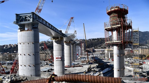 V severoitalskm Janov stavebn dlnci pracuj na dokonen novho dlninho mostu. (20. nora 2020)