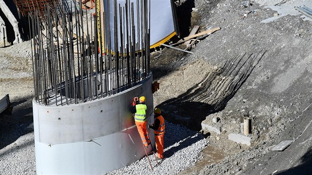 V severoitalskm Janov stavebn dlnci pracuj na dokonen novho dlninho mostu. (20. nora 2020)