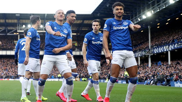 Fotbalist Evertonu se raduj z branky Dominika Calverta-Lewina (pln vpravo) do st Manchesteru United.