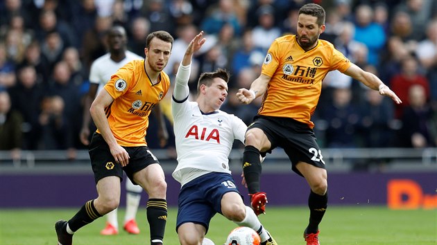 Giovani Lo Celso (Tottenham) pad po souboji s dvojic hr Wolverhamptonu.