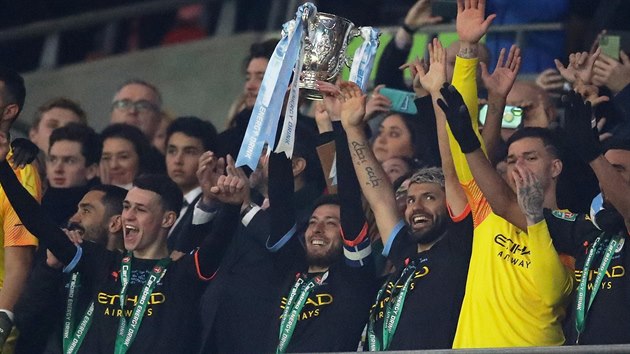 Fotbalist Manchesteru City se raduj ze zisku anglickho Ligovho pohru.