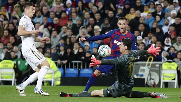 Brank Thibaut Courtois (Real Madrid) zasahuje proti stele Arthura (Barcelona).