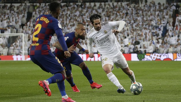 Isco (Real Madrid) se sna prosmknout mezi Nelsonem Semedem a Arthurem Vidalem (Barcelona).