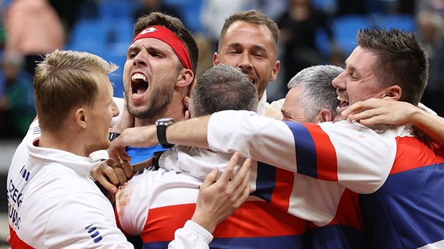 Čeští tenisté se radují z výhry nad Slovenskem a postupu na finálový turnaj Davis Cupu v Madridu.