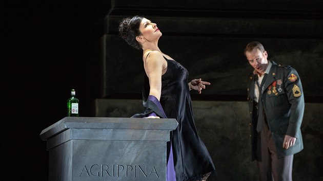 Joyce DiDonato jako Agrippina a Duncan Rock jako Pallante v Metropolitn opee