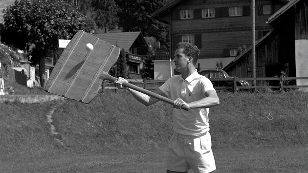 Na mezinrodnm turnaji v hornussenu v roce 1965 si zahrl i nmeck tenista Wilhelm Bungert.