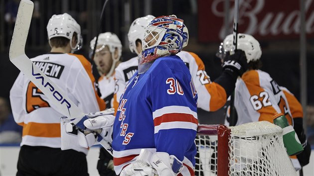 Hokejisté Philadelphie se radují z gólu za brankou překonaného Henrika Lundqvista z New Yorku Rangers.