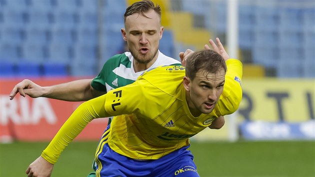 Zlnsk tonk Tom Poznar si kryje m v utkn proti Bohemians.