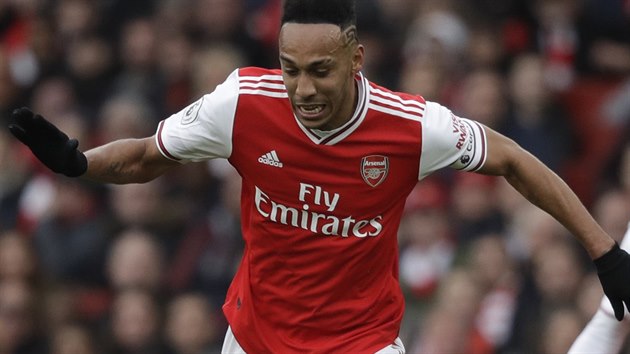 Pierre-Emerick Aubameyang, tonk Arsenalu, pechz pes Marka Noblea z West Hamu.