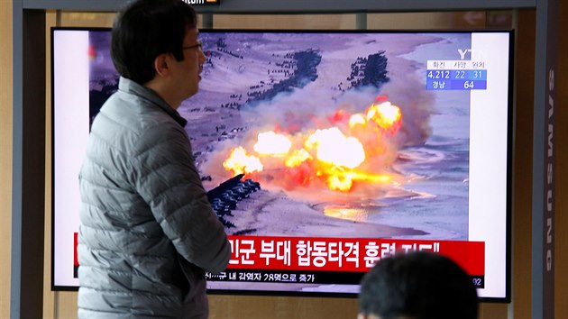 Jihokorejci sleduj zprvy o vyplen dvou ble neurench severokorejskch stel. Ob dopadly do moe. (2. bezna 2020)