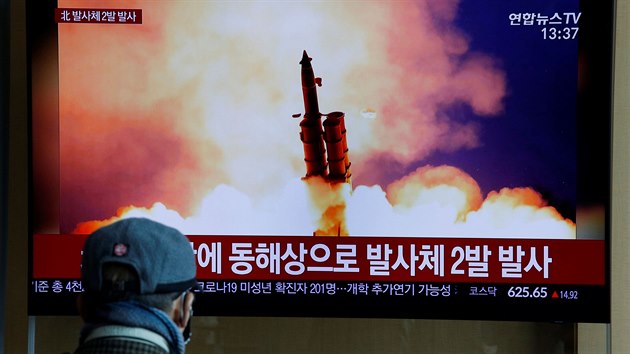 Jihokorejci sledují zprávy o vypálení dvou blíže neurčených severokorejských střel. Obě dopadly do moře. (2. března 2020)