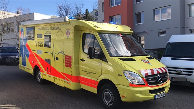 V Praze se začalo s domácím testováním podezřelých případů. Odebrat vzorky za potenciálně nakaženým vyjíždí zdravotní sestra z infekčního oddělení nemocnice sanitkou. (5. března 2020)