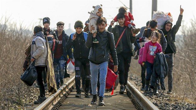 Davy migrant putuj do ecka pot, co Turecko oznmilo, e jim u dle nebude brnit v cest do Evropy. (1. bezna 2020)