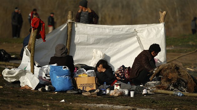 Migranti u hraninho pechodu mezi eckem a Tureckem. Tisce migrant se vydalo do ecka pot, co Turecko oznmilo, e jim nebude brnit v cest do Evropy. (3. bezna 2020)