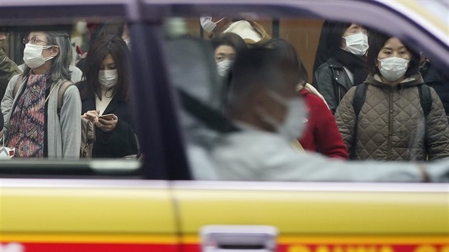 �idi� tax�ku v Tokiu nos� rou�ku kv�li koronaviru. (26. �nora 2020)