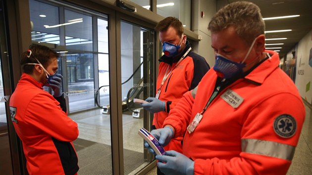 Polt zdravotnci na mezinrodnm letiti v Krakov testuj cestujc na koronavirus. (26. nora 2020)