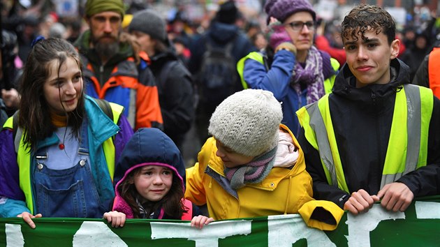 vdsk ekologick aktivistka Greta Thunbergov (ve lut bund) ukliduje plac dvku na demonstraci za ochranu klimatu v britskm Bristolu. (28. nora 2020)