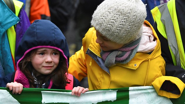 vdsk ekologick aktivistka Greta Thunbergov (ve lut bund) ukliduje plac dvku na demonstraci za ochranu klimatu v britskm Bristolu. (28. nora 2020)