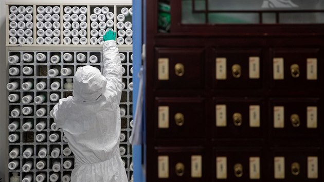 Zdravotnci v ochrannch odvech pipravuj tradin nskou medicnu pro nakaen pacienty ve Wu-chanu, kde vypukla epidemie koronaviru COVID-19. (2. bezna 2020)