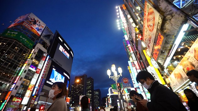 Japonci s roukami proti koronaviru v Tokiu. (9. bezna 2020)