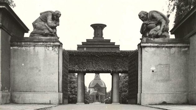 Kr�sn� br�na star�ho h�bitova, v pozad� kubistick� stavba krematoria. V�e zmizelo na p�elomu 70. a 80. let minul�ho stolet�.