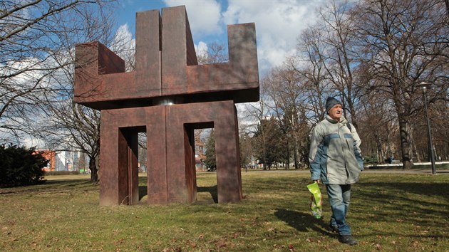 Mu� proch�z� okolo jedn� z plastik rozm�st�n�ch v sadu Dr. Milady Hor�kov� v Ostrav�.