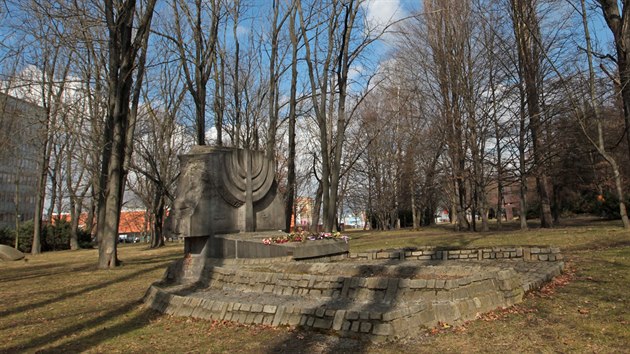 Jedin pipomnka starho idovskho hbitova v sadu Dr. Milady Horkov.