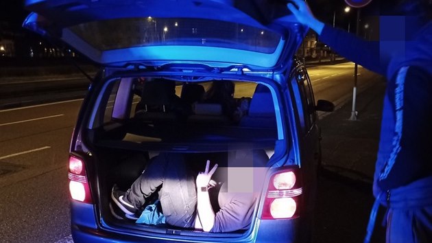 V zavazadlovém prostoru osobního auta strážníci našli cestujícího, pro kterého nezbylo ve voze sedadlo ani bezpečnostní pás. (2. března 2020)