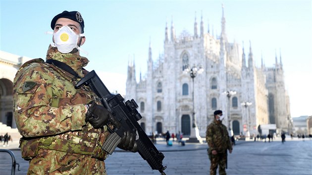 Voják stojí před uzavřenou katedrálou v Miláně, hlavním městě Lombardie. (24. února 2020)