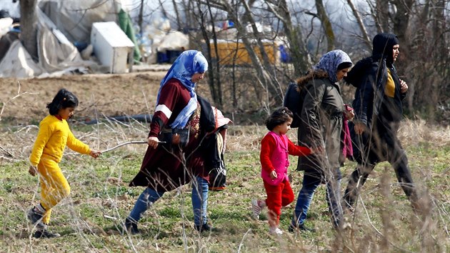 Migranti míří k hraničnímu přechodu s Řeckem. (28. února 2020)