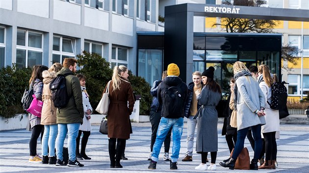 �esk� zem�d�lsk� univerzita zru�ila na dva dny v�uku kv�li zamezen� ���en� n�kazy koronavirem. (2. b�ezna 2020)