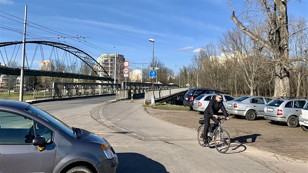 idii teba v okol vlakovho ndra hledaj kad msto, kde lze auto zdarma nechat. Nepohrdnou ani plckem u mostu kapitna Bartoe.