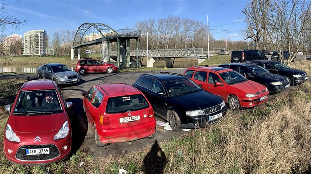 �idi�i t�eba v okol� vlakov�ho n�dra�� hledaj� ka�d� m�sto, kde lze auto zdarma nechat. Nepohrdnou ani pl�ckem u mostu kapit�na Barto�e.