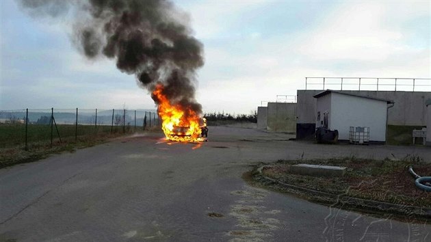 Hasiči na Svitavsku vyjížděli k požáru osobního auta v obci Kunčina.