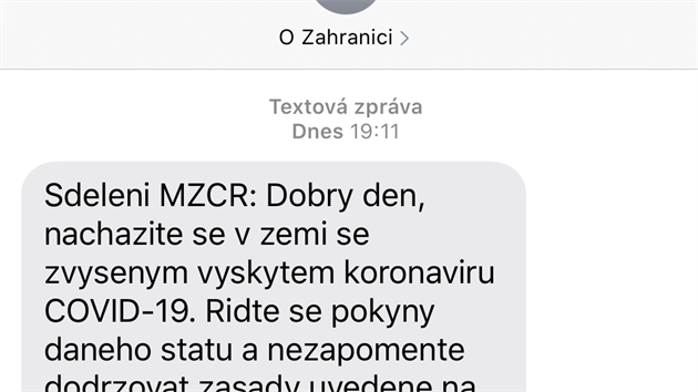 Informační SMS rozesílaná tuzemskými operátory Čechům pobývajícím v oblastech se zvýšeným výskytem koronaviru.