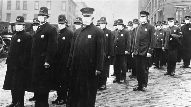 Do boje s nsledky pandemie se zapojily snad vechny sloky sttnch apart. Tedy i policejn sbory, jak je vidt na snmku z americkho Seattlu z prosince 1918.