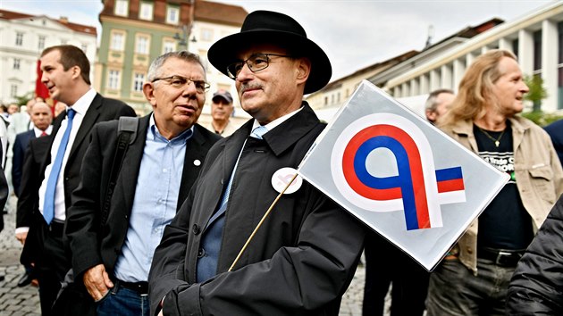 Vclavsk prochzka centrem Brna ped ustavujcm snmem hnut Trikolra. (28. z 2019)