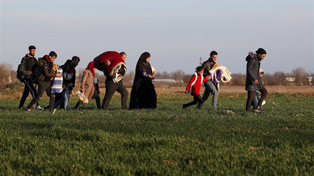 Uprchlíci nedaleko řecko-tureckého hraničního přechodu Pazarkule-Kastanies (2. března 2020)