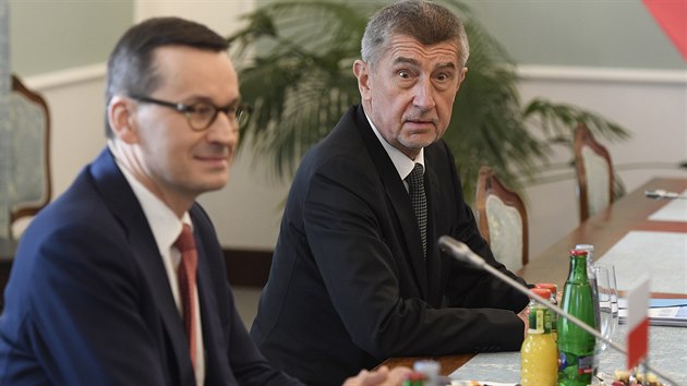 esk premir Andrej Babi (vpravo) a polsk pedseda vldy Mateusz Morawiecki ped jednnm o koronaviru, k nmu se seli  v Praze premii zem visegrdsk tyky. (4. bezna 2020)