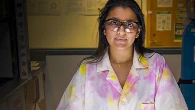 Studentka Rajshree Biswasov z univerzity v Torontu pedvd modely motl vytitn z peplenho oleje.