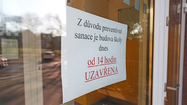 Zprva o uzaven zkladn koly Antonna ermka v Praze. (5. bezna 2020)