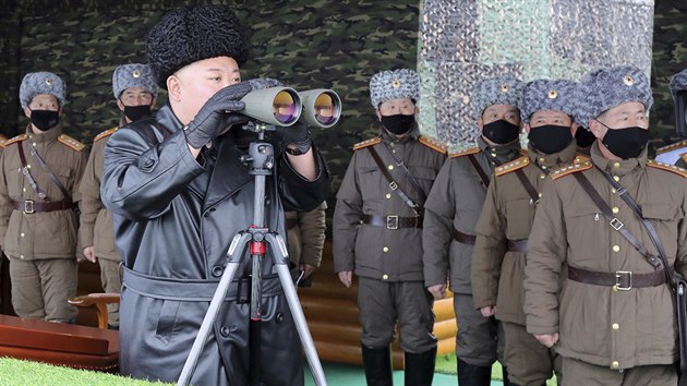 Severokorejsk vdce Kim ong-un sleduje vojensk cvien jednotek Korejsk lidov armdy. (3. bezna 2020