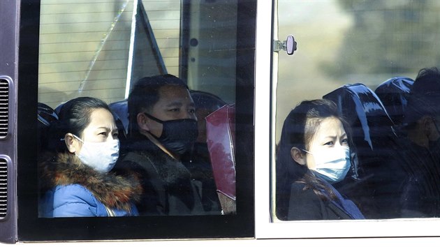 Cestujc v Pchongjangu se chrn respiranmi roukami kvli strachu z nkazy koronavirem. (3. bezna 2020