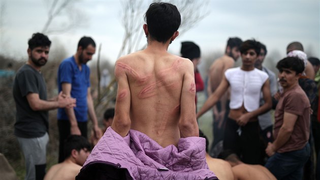 Uprchlci, kte byli po pekroen eckch hranic napadeni a nsiln zbaveni at, byli nuceni vrtit se do Turecka. (5. bezna 2020)