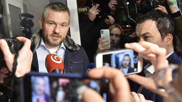 Premir Peter Pellegrini pichz do volebnho tbu Smr-SD v Bratislav, kde zstupci strany sleduj vsledky slovenskch parlamentnch voleb. (29. nora 2020)