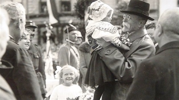 Slavnou fotografii pořídil v červnu 1928 prezidentův fotograf Jano Šrámek. Masaryk tehdy cestovala po Horácku. Snímek vznikl při přivítání prezidenta ve Žďáře nad Sázavou. Tříletou dívenkou v Masarykově náručí je Eva Neugebauerová, později Haňková.