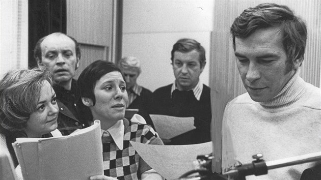 Herci (zleva) Dana Hlaváčová, Jan Teplý, Růžena Merunková, Oldřich Vlach a František Němec se v roce 1972 potkali při práci v Československém rozhlase.